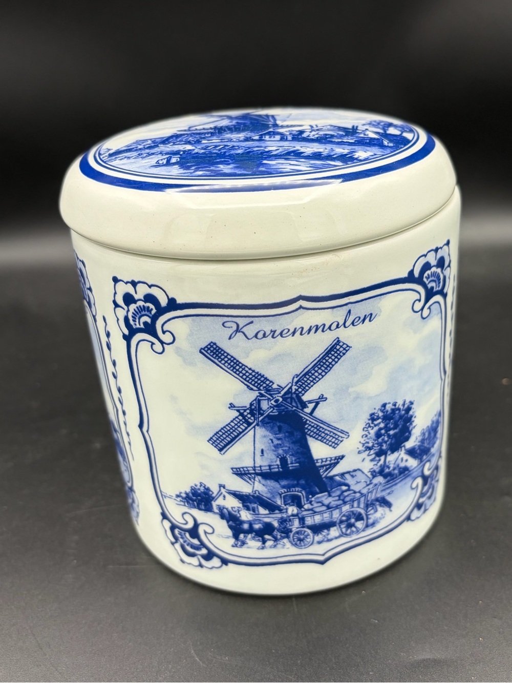 Delft Blue stroopwafel or cookie jar